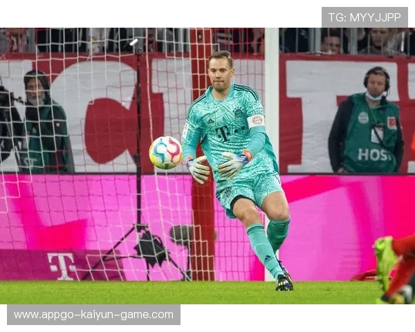 诺伊尔禁区外头球解围:门线之外的王者之举 诺伊尔禁区外头球解围:门线之外的王者之举